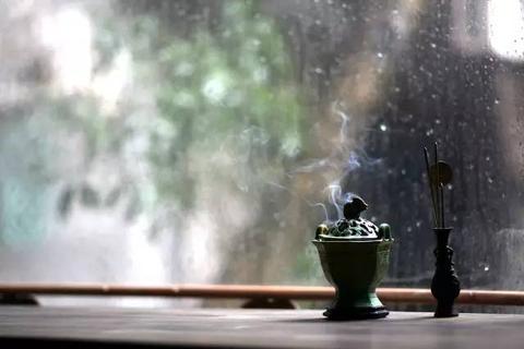 暴雨後の一筋の香り：忘れられた心の癒しのカギ