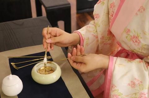 災害の影が覆いかぶさるとき、この香りがあなたの心の解薬になるかもしれません